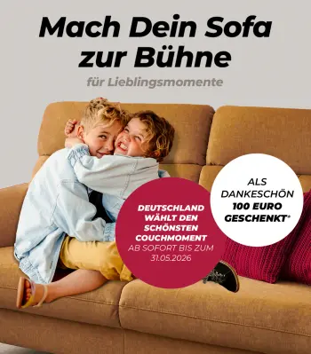 Zwei Kinder kuscheln lachend auf einem Sofa – Kampagne ‚Mach Dein Sofa zur Bühne für Lieblingsmomente‘ mit 100 Euro Gutschein-Aktion bis 31.05.2026