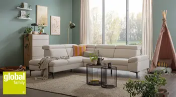 Helles Ecksofa mit schwarzem Couchtisch und blau-graues Sofa in gemuetlichem Wohnzimmer. 