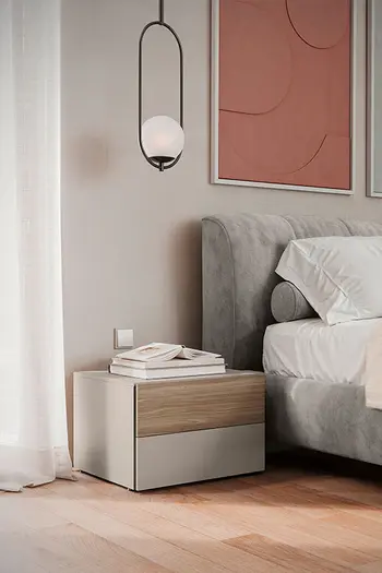 Der passende Nachttisch zum Kleiderschrank in einem gemütlichen Schlafzimmer.