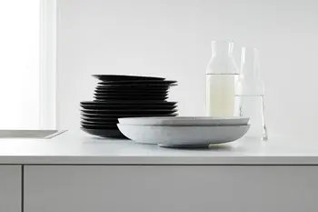 Geschirr auf einer Resopalküche