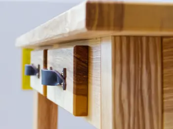 Schubfächer mit Ledergriffen