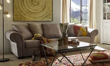 Braunes Sofa in gemütlichem Wohnzimmer