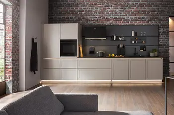 Seidenmatte Küche mit hellen Fronten