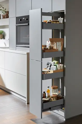 Geöffneter Apothekerschrank in einer grauen Designküche.