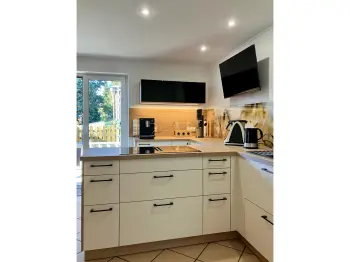 Eine t-förmige Küche in Holzoptik