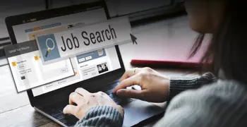 Frau auf Jobsuche am Laptop