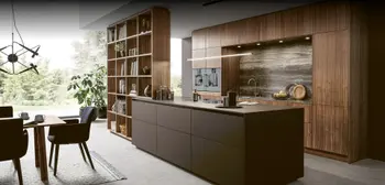 Moderne Inselküche mit hölzernen Fronten