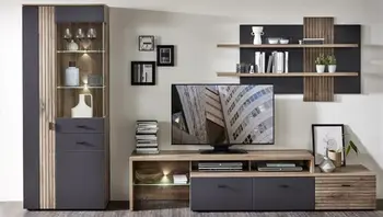 Graue Wohnwand mit Akzenten aus Holzpaneelen, bestehend aus einer Vitrine, einem TV-Sideboard und einem Wandregal. Vitrine sowie Schrank haben integrierte LED-Beleuchtung.&nbsp;&nbsp;