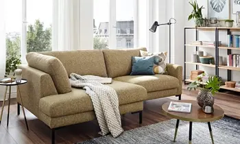 Sie sehen ein Sofa, platzsparen mit kleiner Ottomane in einem Curry und schwarzen Füßen