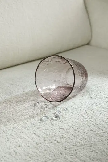 Detailbild von wasserabweisendem Stoff von weißem Schlafsofa.