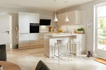 Helle Küche mit UV-Gehärteten Fronten