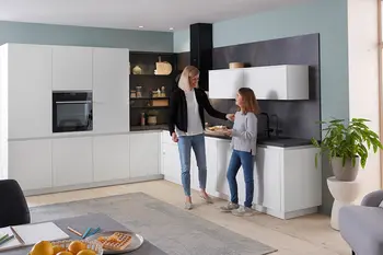 Mann und Kind in moderner Küche 