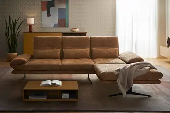 Braunes Ecksofa mit hohen Rückenlehnen und klappbarer Armlehne. 