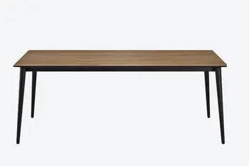 Esstisch mit Holz Tischplatte und schwarzem Gestell.