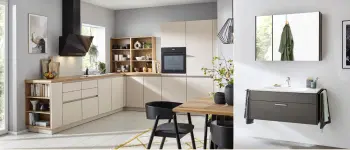 Winkelküche mit hellen Fronten und Badezimmermöbel