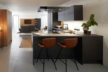 Personalisierte Küche mit Dunklen Fronten und Holzelementen