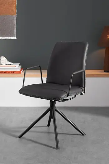 Armlehnstuhl fürs Esszimmer mit Stativgestellt in Schwarz.