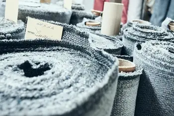 Mehrere Rollen mit Stoff nebeneinander.