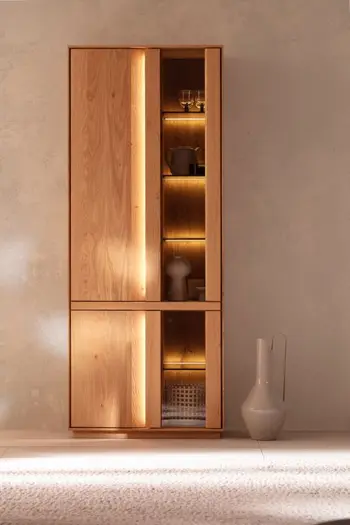 Große beleuchtete Vitrine mit Glaseinsätzen auf der rechten Seite.