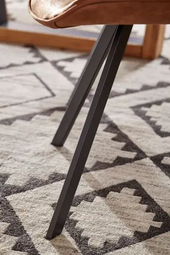 Schwarzes Fußgestell aus Metall eines Esszimmerstuhls.