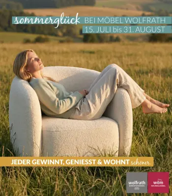 Eine Frau genießt sommerliches Wetter in einem Sessel auf einem Feld
