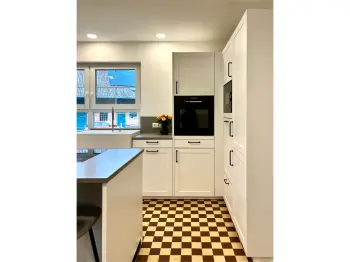 Seitliche Ansicht einer Inselküche