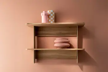 Milieubild von Wandregal OLAI von RAUM.FREUNDE aus schwarzem Metall und Eiche vor pfirsichfarbener Wand