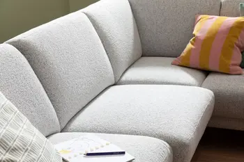 Ein graues Sofa aus Stoff.