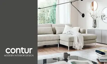 Helles Sofa der Marke contur, auf der linken Seite das contur-Logo auf grauem Hintergrund.