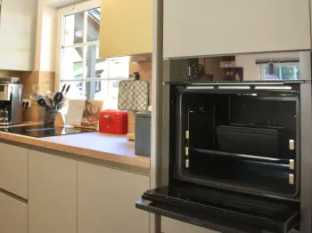 Backofen in einer farbenfrohen, grifflosen Küche