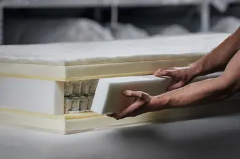 Produktion einer Matratze, bei der das Seitenteil gerade an der Matratze befestigt wird.