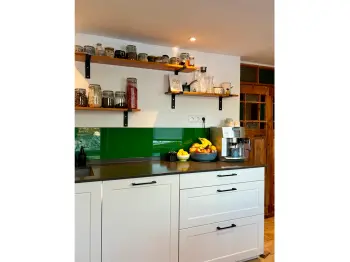 Küche mit Holzregalen, die Ordnung schaffen