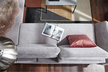 Graues Ecksofa mit verstellbaren Rückenlehnen von oben.