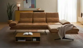 Modernes Wohnzimmer mit braunem Sofa und Chaiselongue im Tageslicht