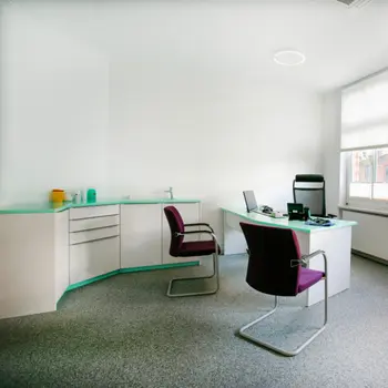 Behandlungszimmer Hausarzt mit Kastenmöbel mit integriertem Waschbecken