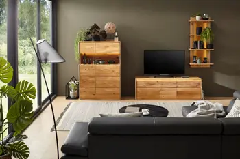 Highboard, TV-Board und Wandregal aus hellem Holz mit beleuchteten Elementen.
