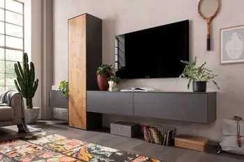 Moderne Wohnwand bestehend aus einem hängenden Lowboard aus grauem Lack, an dem eine Vitrine mit Lackrahmen und einer Tür mit Holzfront befestigt ist.