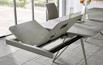 Moderner Ausziehtisch mit leichtgängiger Mechanik – integrierte Klappeinlage in Steinoptik für flexible Tischverlängerung im Esszimmer.