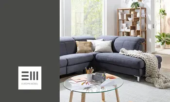 Ein hellblaues Sofa der Marke Europa Möbel Collection, auf der linken Seite befindet sich das Europa-Möbel-Collection-Logo auf grauem Hintergrund.