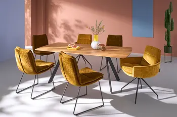 Skandi Esstisch mit Tischplatte aus Holz in Bootsform und schwarzem Tischgestell.