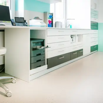 Unterschränke in einem Labor einer Hausarztpraxis