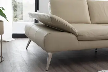 Beiges Ledersofa mit klappbarer Armlehne.