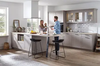 Paar trinkt Kaffee in der Landhausküche