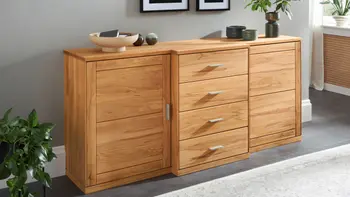 Ein Massivholz Sideboard mit Schubfächern und Türen.