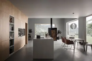 Holzküche mit weißen Elementen und Kücheninsel.