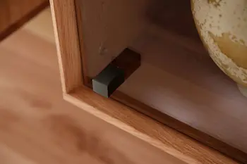 Glastür mit schwarzem Griff.