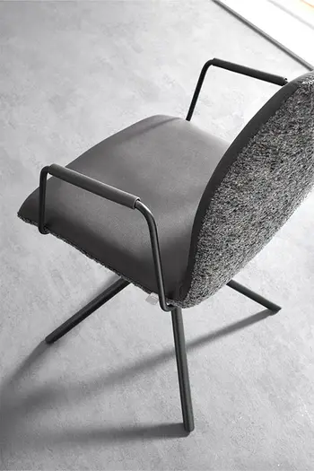 Stuhl Global Wohnen Sedana mit zwei verschiedenen Stoff-Varianten auf Sitzfläche und Rückenlehne.