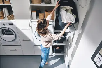 Eigener Stauraum für die Wäschekörbe im konzipierten HWR