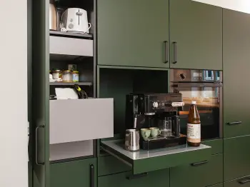 Stauraum in einer grünen Familienküche