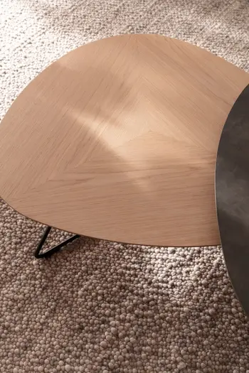 Moderner Beistelltisch in holz.